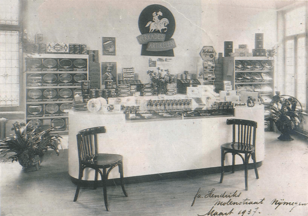 Het interieur in het winkelpand van de firma Hendriks, maart 1937 (F19882 RAN, foto Mr. E. Hekking)