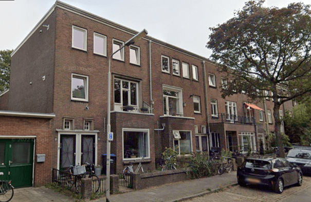 Huidig (september 2022, Google Streetview). De eerste woning met twee deuren zijn de nummers 23 en 25. Daarnaast 27 en 29, zie hierboven