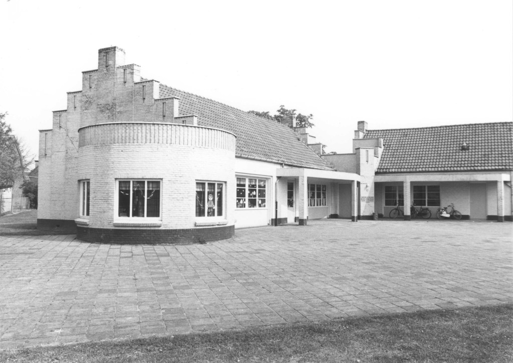 De Protestants Christelijke Agnes Reiniera-school (voormalige Fröbelschool uit 1920), Groenestraat 210, 1987 (Anton van Roekel via F17767 RAN CCBYSA) Willemskwartier Hazenkamp