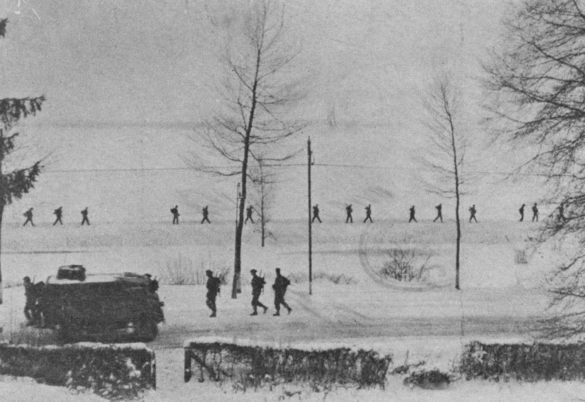 Op de voorgrond Canadese soldaten ter hoogte van Villa Montana; op de achtergrond, aan de overkant van het Meertje rukken ze op richting de Ooij (F71261 RAN)