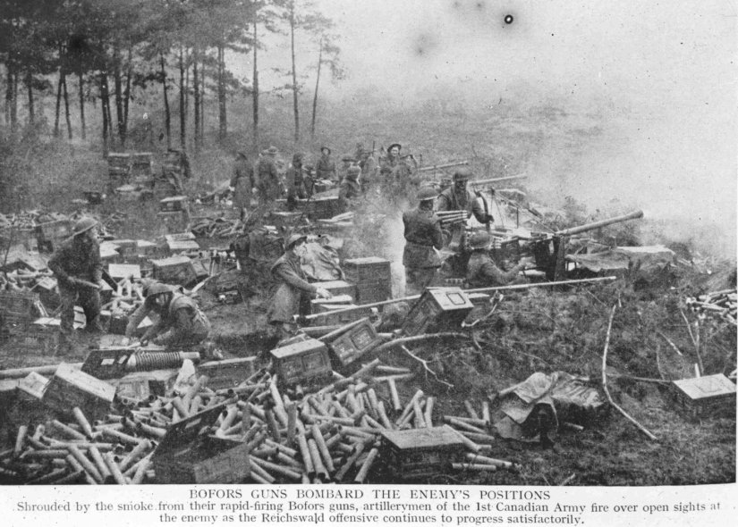 Canadese militairen van het 1ste Canadese Leger vuren hun Bofors 40mm kanonnen af in het Reichswald tijdens de operatie Veritable (Slag om het Reichswald) (GN10803 RAN)