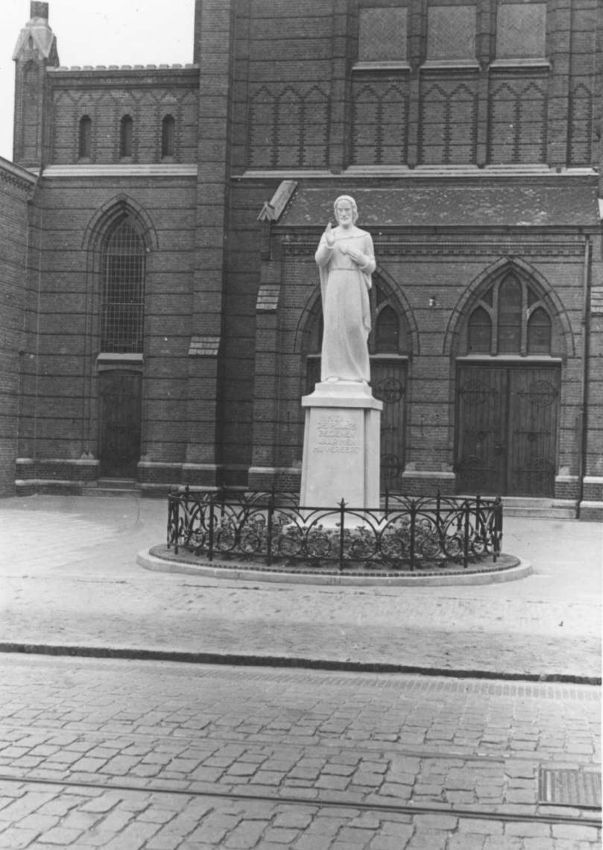 Het Heilig Hartbeeld op het voorplein van de Kerk, kort voor de onthulling, Krayenhofflaan, 1952 (F29256 RAN)