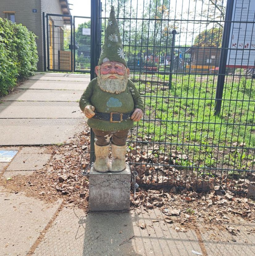 Kabouter voor ingang dierenweide Kobus (april 2025) Florapark Wolfskuil