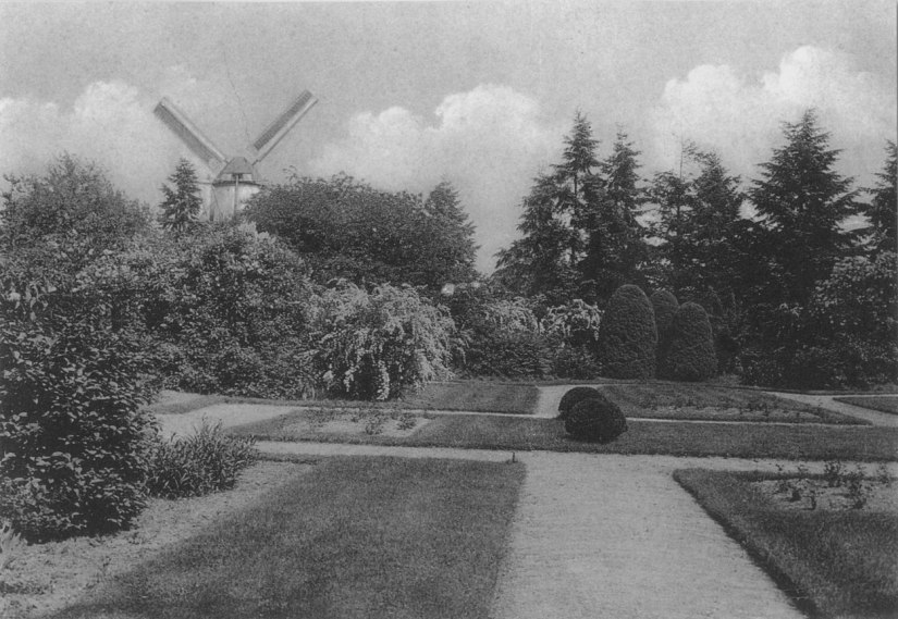 Het Kloosterpark in de jaren dertig toen in villa De Wolfskuyl het Instituut Maria Immaculata gevestigd was (van 1932 tot 1942 het klooster van de Zusters Kanunnikessen van het Heilig Graf); links de Looimolen, Graafseweg 232, 1935 (F65307 RAN)