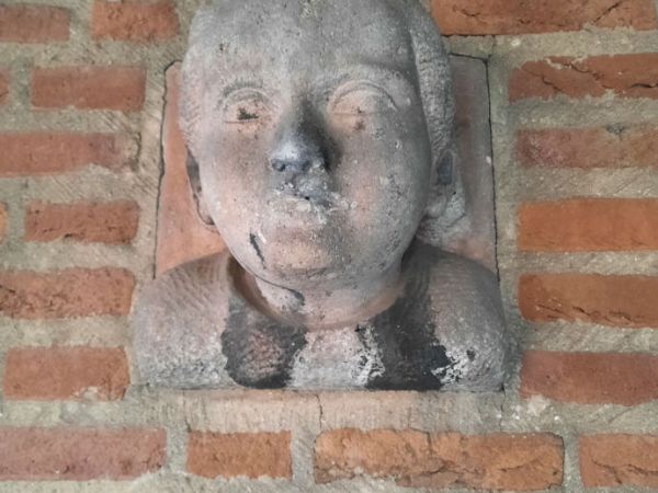 Stadswapen en Kinderkopje, versieringen aan het Stadhuis van Albert&nbsp;Meertens