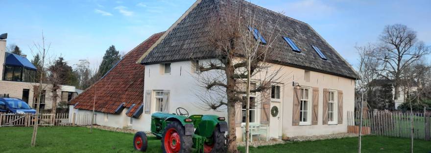 De voormalige paarse boerderij, na de renovatie wit geschilderd (januari 2021)