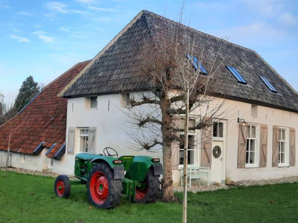 Oude paarse boerderij