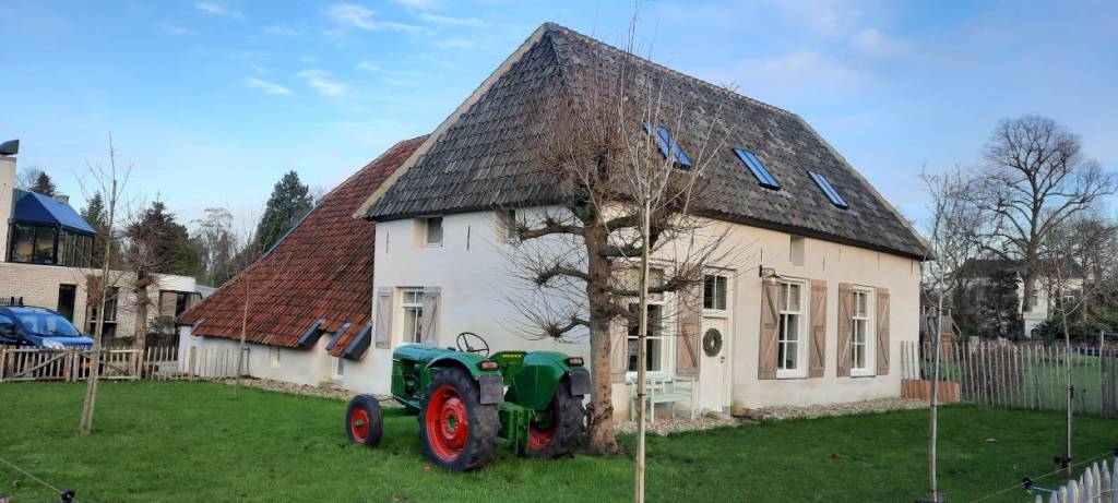 Oude paarse boerderij na renovatie (januari 2021)