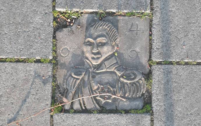 Tegel Krayenhoff in het Krayenhoffpark bij het Krayenhoffgraf (april 2023)