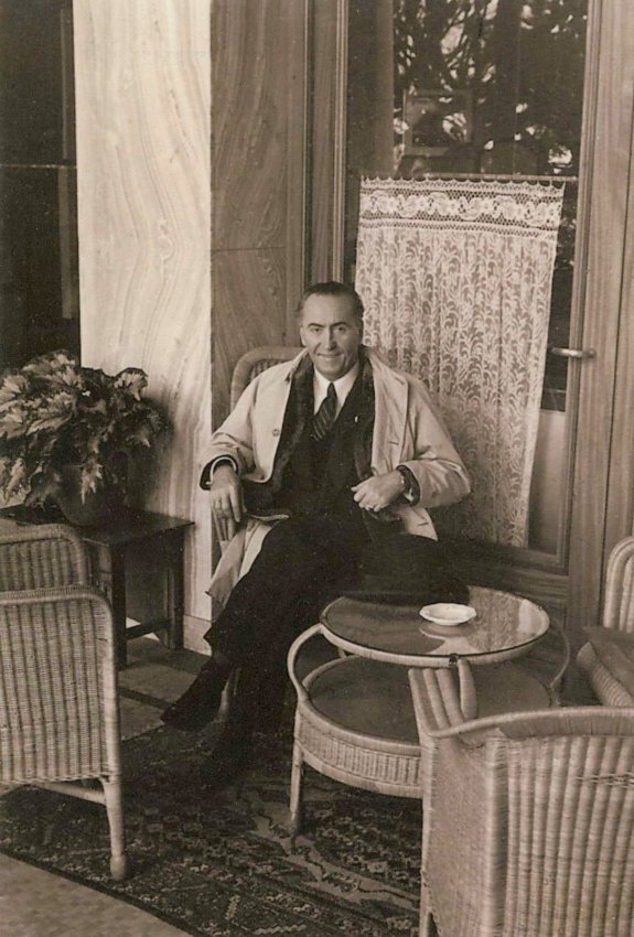 Architect F.J.G. Vingerhoets (1890-1947), die de Agnes en Reiniera Fröbelschool voor kleuteronderwijs in 1920 bouwde, 1942-1947 (F92626 RAN)