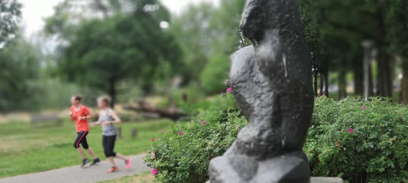 Westerpark: groen, kunst en sporten beeld Oscar Goedhart en twee hardlopers