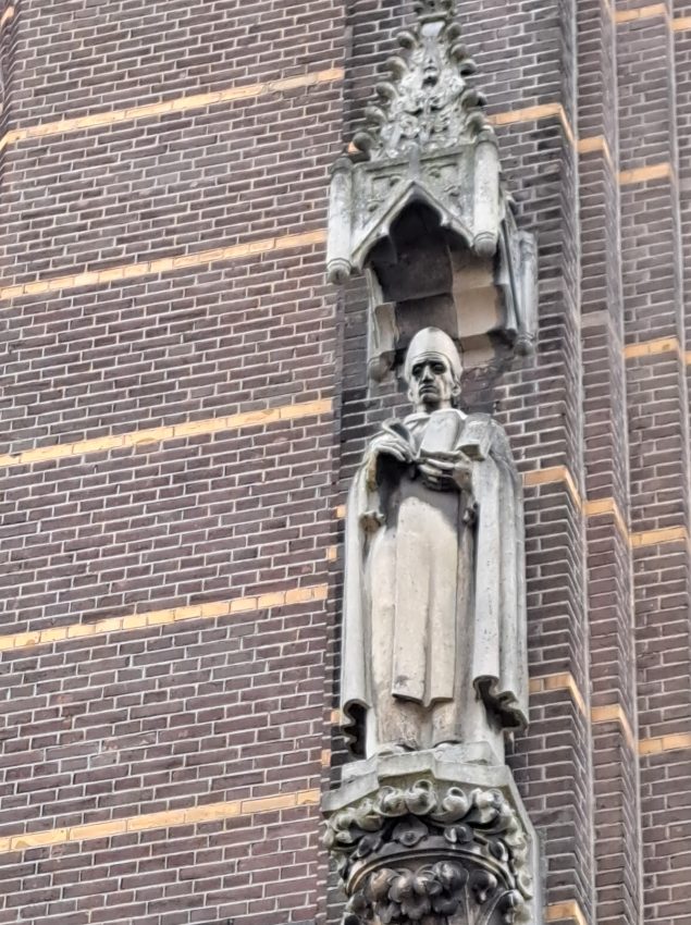 Beeld Albertus Magnus door Jac Maris, 1948 Maria Geboortekerk (oktober 2024)