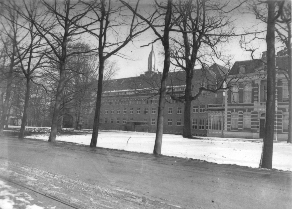 Het Studiehuis St. Jozef, rechts Huize Andelshof (van 1927 tot 1944 het klooster van de Priesters van het Heilig Hart van Jezus), 1935 (F18910 RAN)