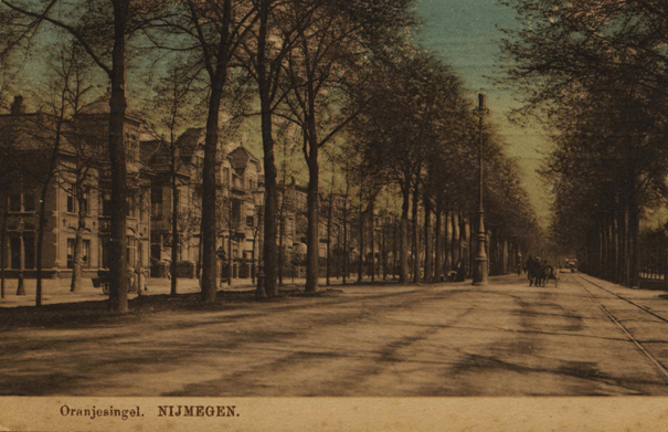 Oranjesingel: op de hoek de Rechtbank met links daarvan Van Schevichavenstraat, datering foto 1909-1911 (Firma J.F. Kloosterman via F89829 RAN)