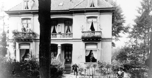 Huize "Boschoord"; een zenuwinrichting, gerund door mevr. J.W.H. Nienhuijs- Andriessen, echtgenote van J.W.F. Nienhuijs., foto gedateerd 1910 (F13804 RAN)