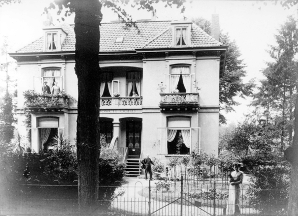 Huize "Boschoord"; een zenuwinrichting, gerund door mevr. J.W.H. Nienhuijs- Andriessen, echtgenote van J.W.F. Nienhuijs., foto gedateerd 1910 (F13804 RAN)