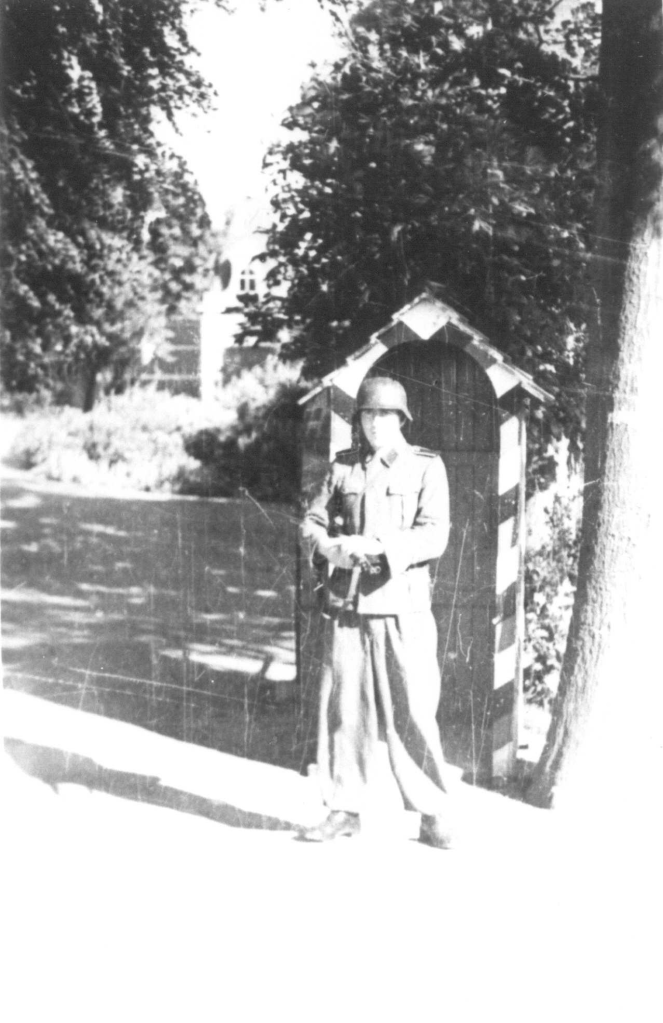 Duitse militair op wacht voor wachthuisje voor studiehuis St. Jozef, 1942 (F56079 RAN)