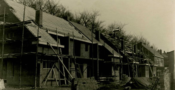 Gerardsweg: Links, de achterzijde van het blok met de drie woningen (17-19-21), gebouwd in opdracht van aannemer J.A. Hopmans, rechts de achterzijde van het huizenblok (11-13-15), gebouwd in opdracht van boekhandelaar A. van Weerhorst, architecten Meerman en van der Pijll, foto gedateerd 1934, (F38909 RAN)