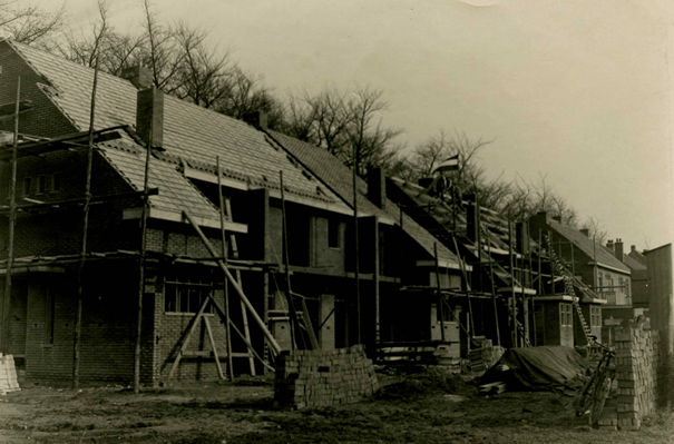 Gerardsweg: Links, de achterzijde van het blok met de drie woningen (17-19-21), gebouwd in opdracht van aannemer J.A. Hopmans, rechts de achterzijde van het huizenblok (11-13-15), gebouwd in opdracht van boekhandelaar A. van Weerhorst, architecten Meerman en van der Pijll, foto gedateerd 1934, (F38909 RAN)