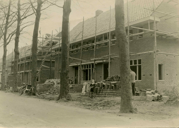 Gerardsweg: Links, het blok met de drie woningen (11-13-15), gebouwd in opdracht van boekhandelaar A. van Weerhorst, rechts het huizenblok (17-19-21), gebouwd in opdracht van aannemer J.A. Hopmans, architecten Meerman en van der Pijl, foto gedateerd 1934 (F38908 RAN)
