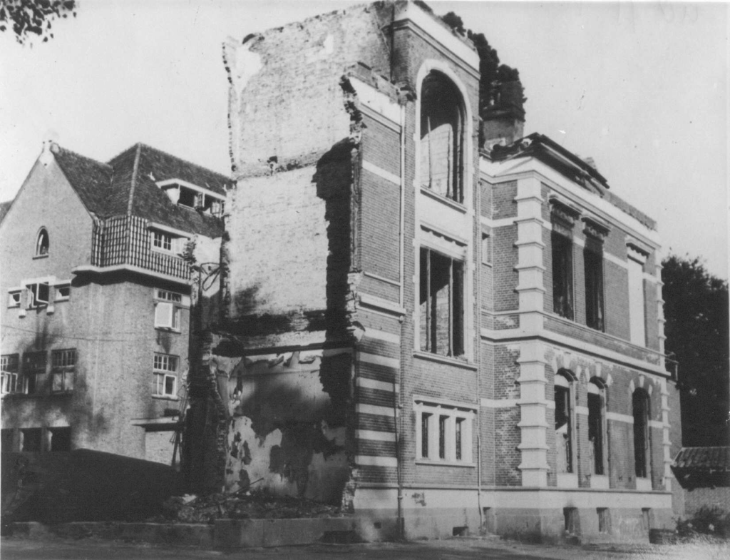 Het door wegtrekkende Duitsers in brand gestoken Huize Andelshof rechts, en links het Studiehuis St. Jozef, van de Priesters van het Heilig Hart van Jezus, 1944 (F19110 RAN)
Het door wegtrekkende Duitsers in brand gestoken Huize Andelshof rechts, en links het Studiehuis St. Jozef, van de Priesters van het Heilig Hart van Jezus, 1944 (F19110 RAN)