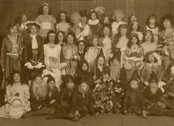 Toneeluitvoering in het Parochiehuis van de operette 'Repelsteeltje', samengesteld uit bekende melodieën door Johanna Veth en gespeeld (en gezongen) door de jeugdige actrices van de Katholieke Jonge Meisjes (KJM), februari 1937 (De Gelderlander 11/02/1937, p. 9 via F23422 RAN)