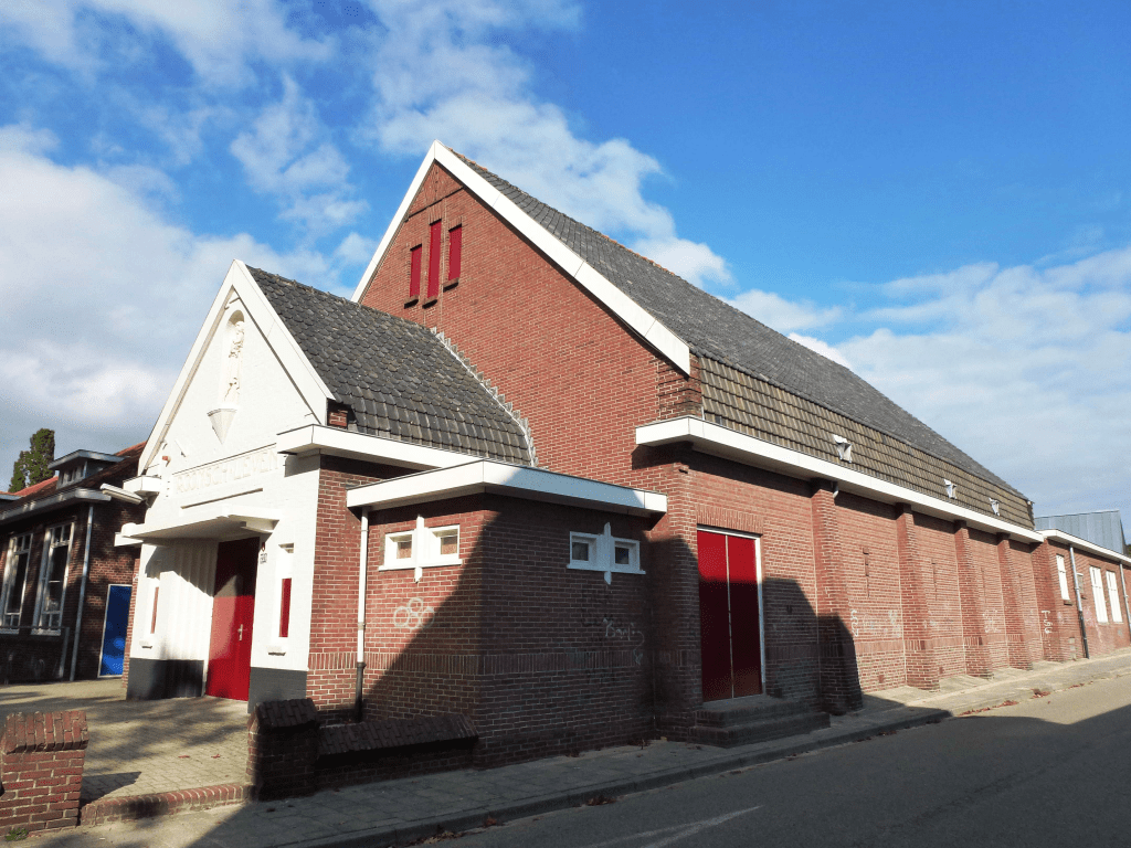 Verenigingsgebouw Roomsch Leven; In 1983 werd het gebouw grondig verbouwd en uitgebreid, 2103 (Henk van Gaal via DF3714 RAN)