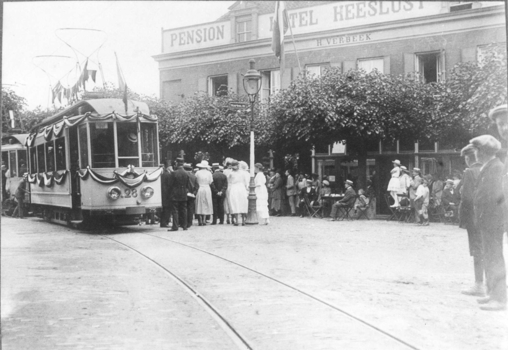 Hotel Pension Heeslust; de opening van de elektrische tramlijn 3 naar Hees (Eindstation De Witte Poort); hier wagon 28 naar het Kronenburgerpark en het Station (F46660 RAN)