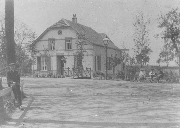 Ran vermeldt deze afbeeling als: De woning van de rozenkweker A. Koldenhof, gezien vanuit de Korte Bredestraat , met links de Kerkstraat en rechts naar de Bredestraat, 1890-1900 (F67049)