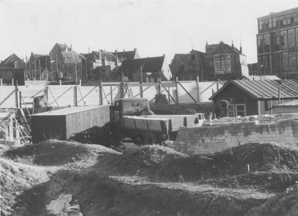 De bouwwerkzaamheden van de nieuwe Winkel van Brinkman Rietmeubelen, ontworpen in 1950 door Charles Estourgie en afgemaakt door zijn zoon Emile Estourgie, i.o.v. W.F.J.Brinkman, 1949-1950 (F19352 RAN)