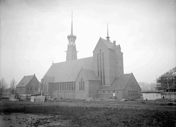 De R.K. Christus Koningkerk door Architect Zwanikken. Rechts een gedeelte van de bouw van de Montessori-kleuterschool aan de Hengstdalseweg hoek Elzenstraat, 1933 (GN5602 RAN) Dommer van Poldersveldtweg 269