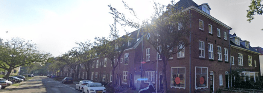 Van Heutszstraat 2, hoek van Heutszstraat Groesbeeksedwarsweg. In 1947 ontwerpt architect B. Benning de herbouw van de hoek van Heutszstraat - Groesbeeksedwarsweg