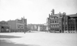 Links het Kegelhuis met daarnaast het bankgebouw van de Nationale Bankvereeniging. Rechts het pand van de verzekeringsmaatschappij De Nederlanden van 1845 van de architect H.P. Berlage en rechts daarvan het bankgebouw van de Geldersche Crediet Vereeniging uit 1918. Op de achtergrond panden op de hoek van de Staringstraat en de Van Broeckhuysenstraat, gedateerd 1925-1930 ( (L66093 RAN)