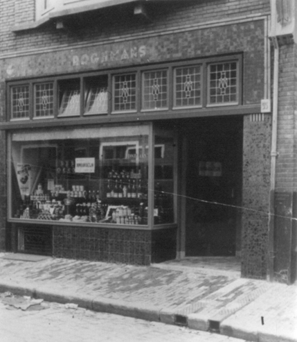 De winkel van de fa. Roghmans, handelaar in azijn en zuren, 1935 (F21633 RAN)