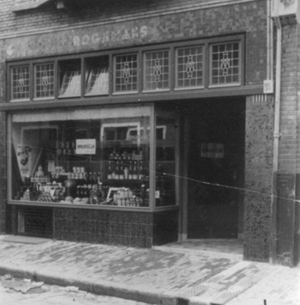 De winkel van de fa. Roghmans, handelaar in azijn en zuren, 1935 (F21633 RAN)
