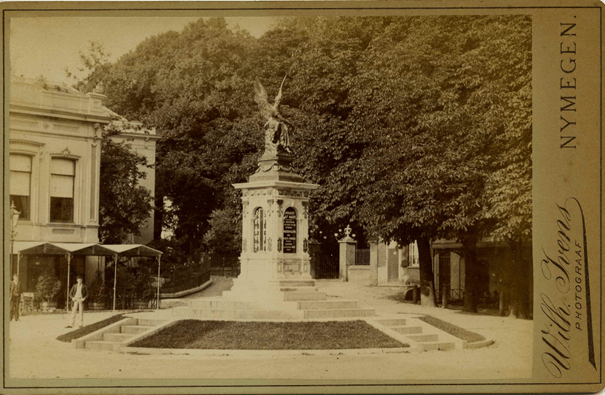 Het Spoorwegmonument met de beeltenis van de godin Victoria, opgericht in 1884 ter herinnering aan de totstandkoming van de spoorlijn Nijmegen-Kleef, ontworpen door gemeentearchitect ir. Jan Jacob Weve. Links, nog net zichtbaar, Sociëteit Burgerlust
