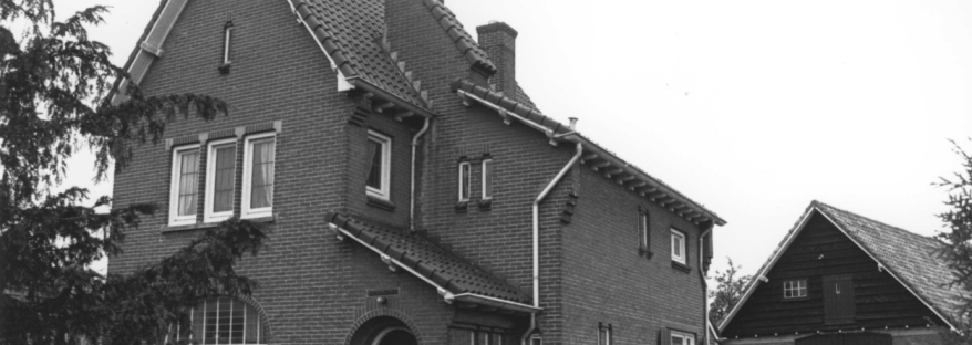 Een grote woning met schuur, architect Ibes, foto 1987 (Bertus van As via F13825 RAN CC-BY-SA)