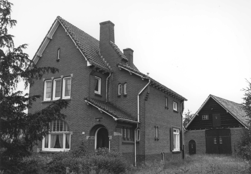 Een grote woning met schuur, architect Ibes, foto 1987 (Bertus van As via F13825 RAN CC-BY-SA)