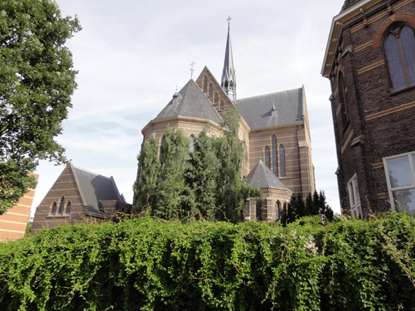 Achterkant Maria Geboortekerk (door Havang (nl) - Eigen werk via Wiki commons CC0)