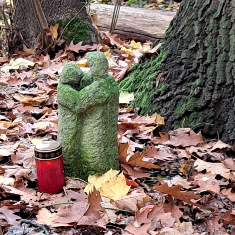 Beeld met kaarsje in Augustijnenbosje (november 2024)