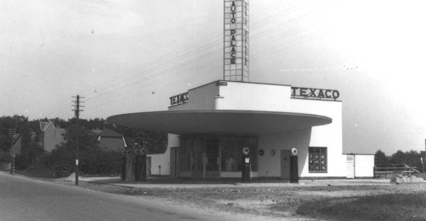 Het benzinepompstation van Texaco (N.V. Garage en Automobielmaatschappij Auto Palace, eigenaren A.J.Janssen en H.J.de Groot)), ontworpen in 1936 door architecten Bernardus Jacobus Meerman (1901- 1982) en Johan van der Pijll (1904 -1974) op de hoek Graafseweg - Muldersweg 16 (adres voorheen Graafseweg 481) 1936 GN4482
