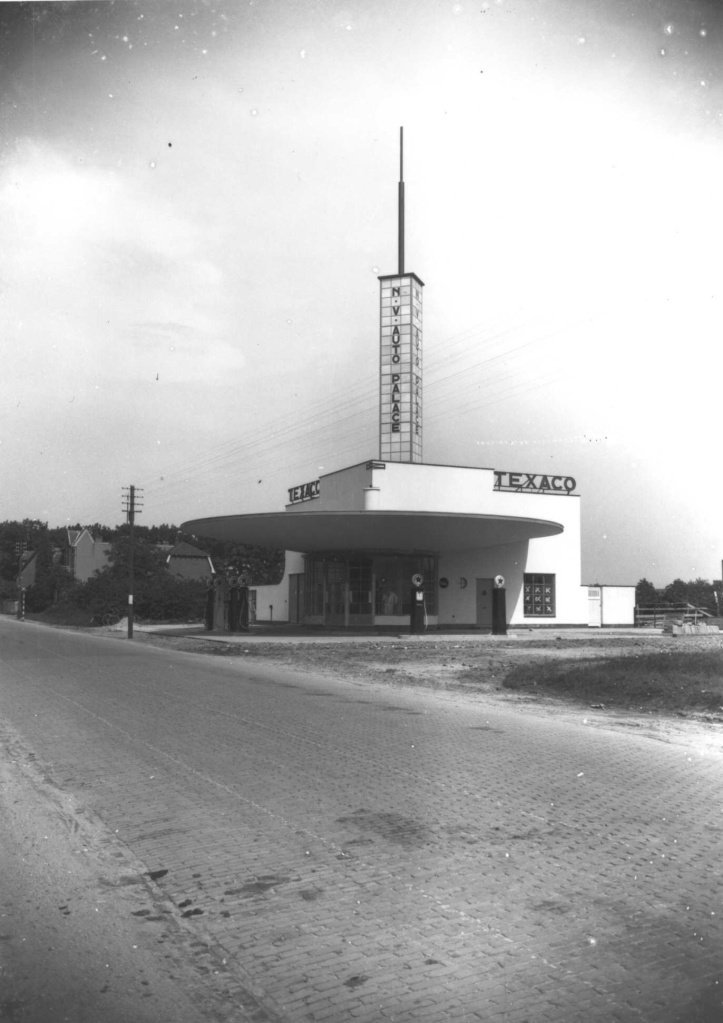 Het benzinepompstation van Texaco (N.V. Garage en Automobielmaatschappij Auto Palace, eigenaren A.J.Janssen en H.J.de Groot)), ontworpen in 1936 door architecten Bernardus Jacobus Meerman (1901- 1982) en Johan van der Pijll (1904 -1974) op de hoek Graafseweg - Muldersweg 16 (adres voorheen Graafseweg 481) 1936 GN4482
