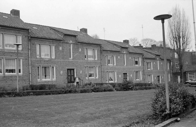 Bejaardenwoningen aan de Parkdwarsstraat 21 t/m 47, 1986  (Ber van Haren via KN14220-28 RAN CC0 Auteursrechthouder: Gemeente Nijmegen)