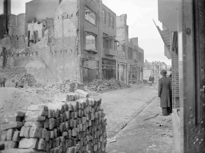 De Zeigelbaan werd door het catastrofale bombardement van 22 februari 1944 grotendeels weggevaagd. Het pand wat nog overeind staat, eerste pand links is de inleggerij/azijnfabriek van de fam. J.M. Roghmans, de tweede slagerij Rosendaal-Wouters, 23/2/1944-1/4/1944 (GN10714 RAN)