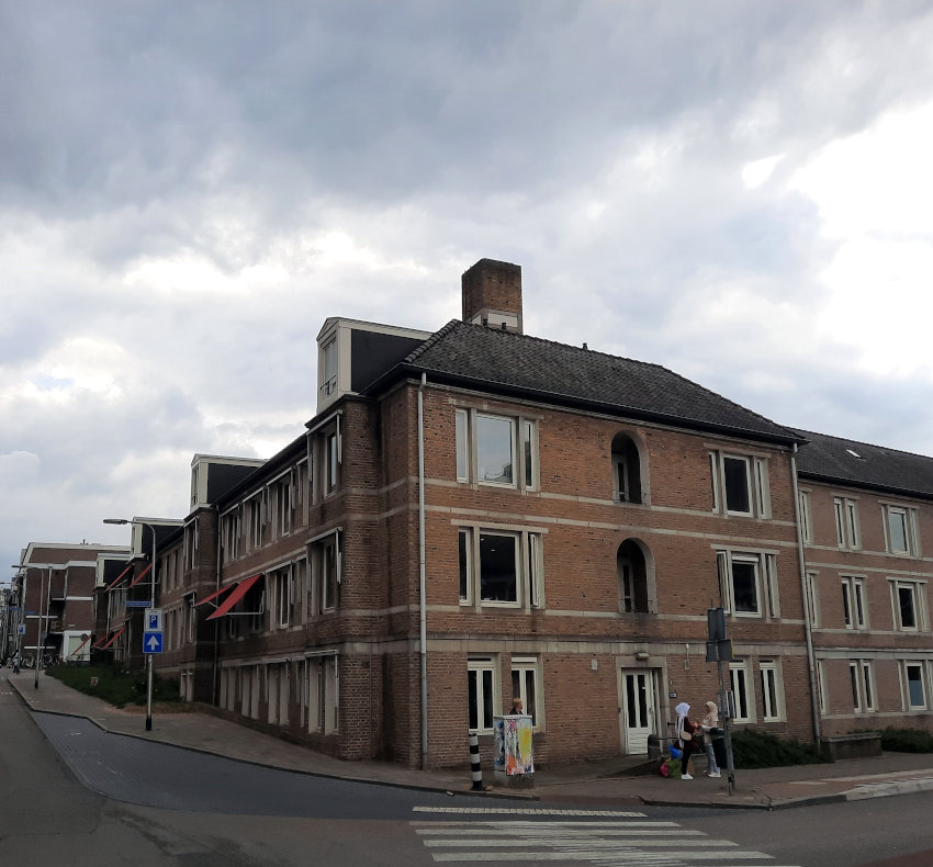 Het oude bejaardencentrum Doddendaal, architecten Evers en Sarlemijn juli 2023