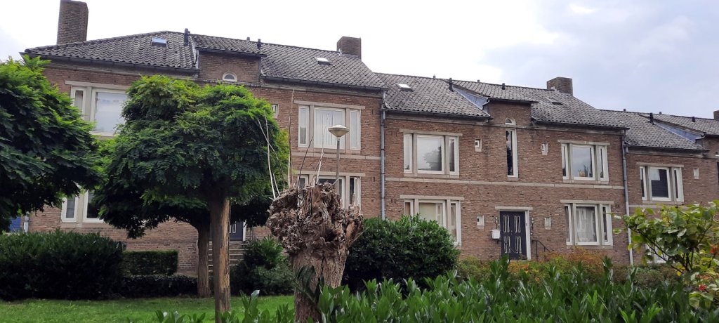 Voormalige appartementen van bejaardencentrum Doddendaal met binnentuin, juli 2023