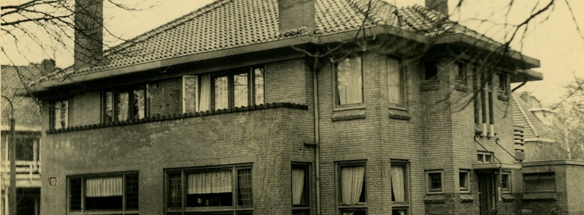 Dubbel woonhuis van architect C.J. Ebing (Guido Gezellestraat 63), gebouwd in 1932 in opdracht van M.W. Lamers (Haps) en W.J.M. Horstink (Nijmegen), Emmalaan 7, 1955 (F88069 RAN)