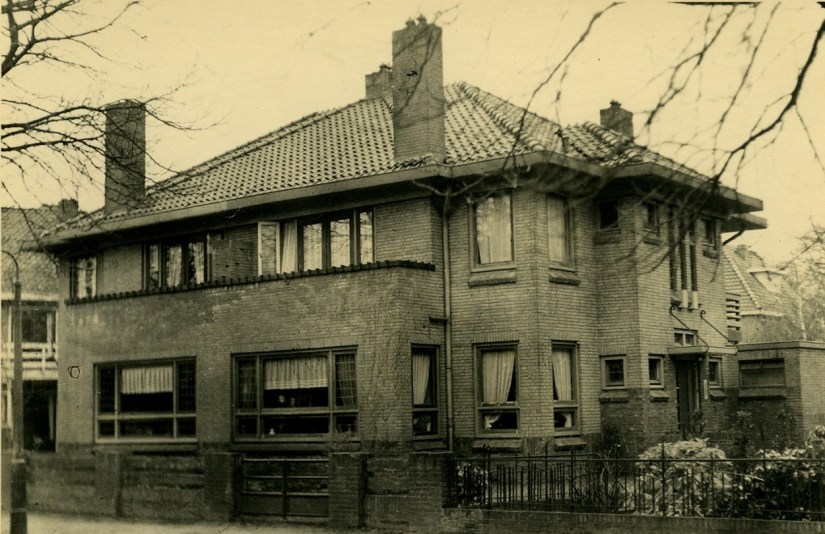Dubbel woonhuis van architect C.J. Ebing (Guido Gezellestraat 63), gebouwd in 1932 in opdracht van M.W. Lamers (Haps) en W.J.M. Horstink (Nijmegen), Emmalaan 7, 1955 (F88069 RAN)