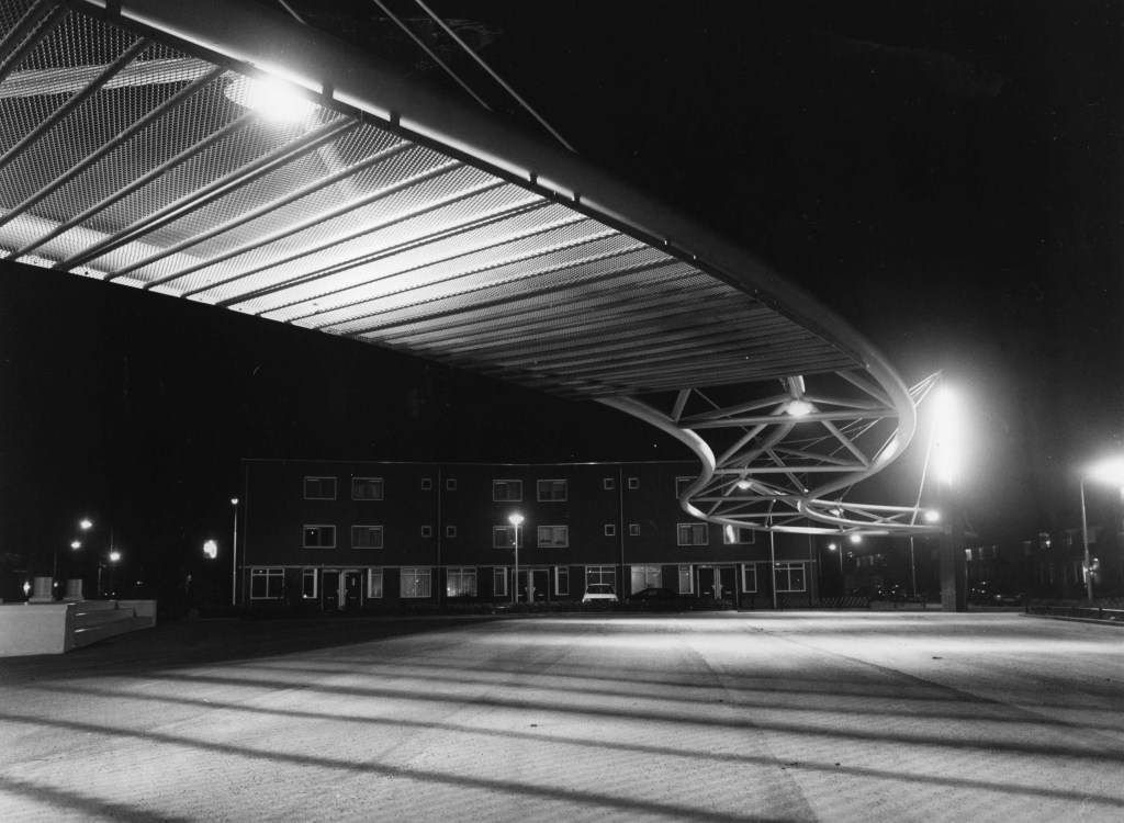 Kunstobject op Maasplein gemaakt door Lemmen Weurt Staal Constructies BV. in de vorm van een verlichte pergola, kijkend vanaf de Waterstraat, 19/10/1995 (Ger Loeffen via F38178 RAN CCBYSA)