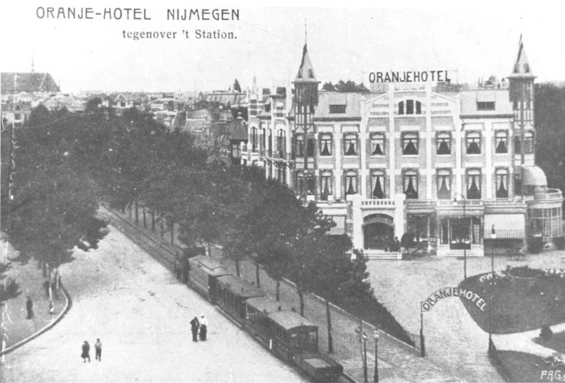 Oranje Hotel Spoorstraat foto gedateerd 1910 grote verbouwing en uitbreiding door architect Bieling van bureau Buskens F56313